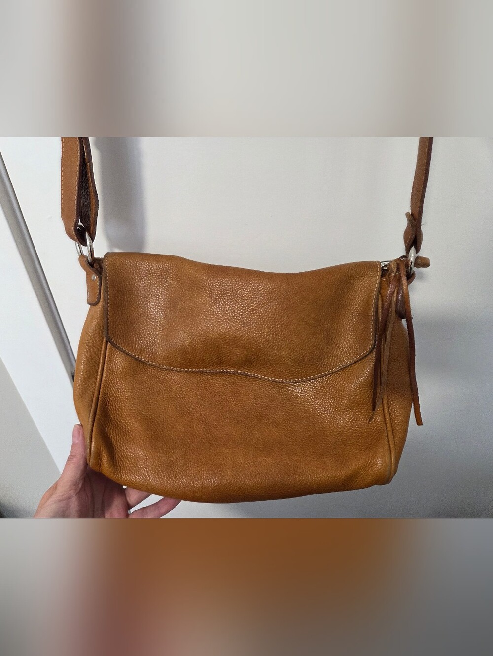 Roots Sadde Tan Crossbody Leather Bag